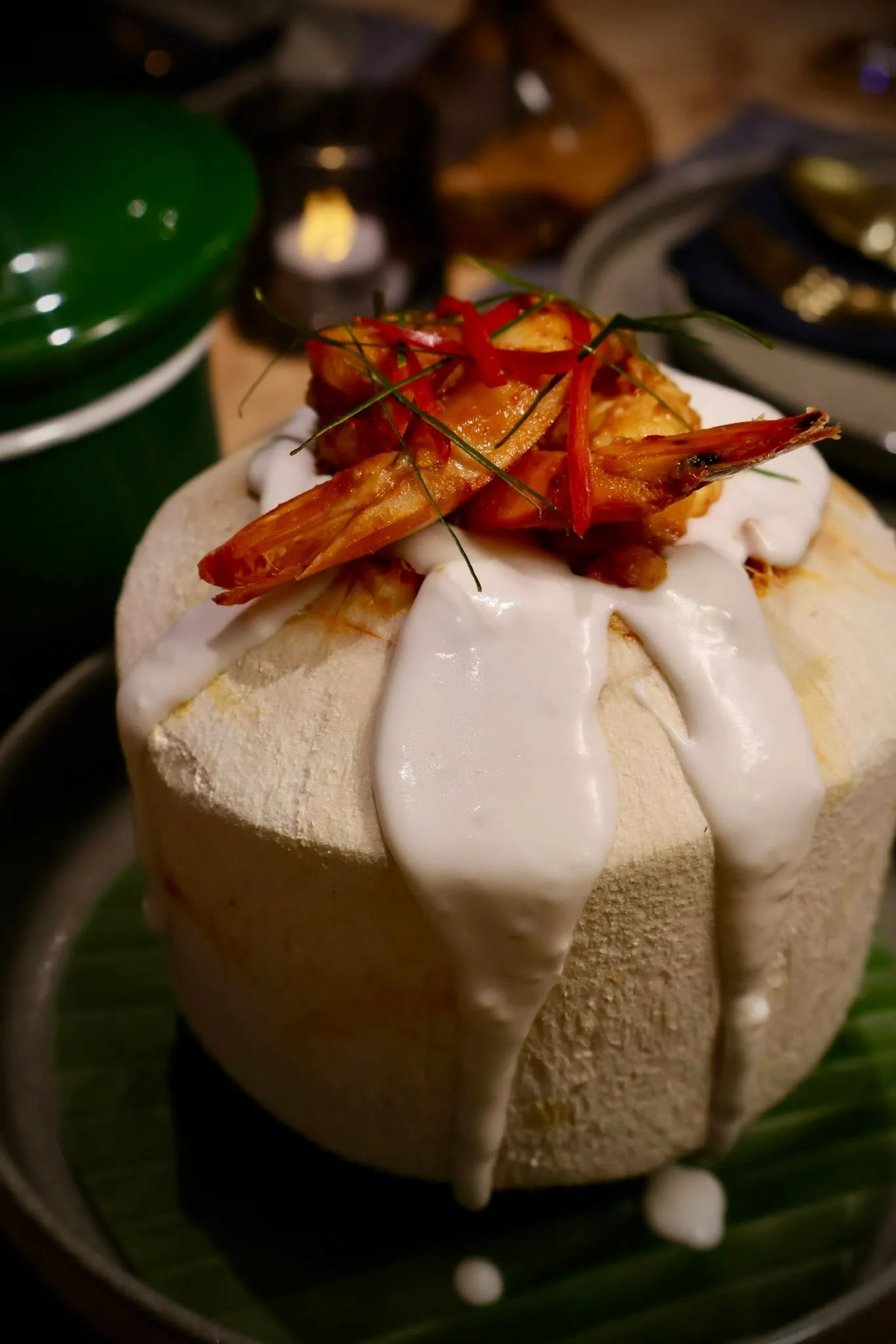 Hor Mok Talay – thailändisches Seafood-Curry mit Garnelen in junger Kokosnuss