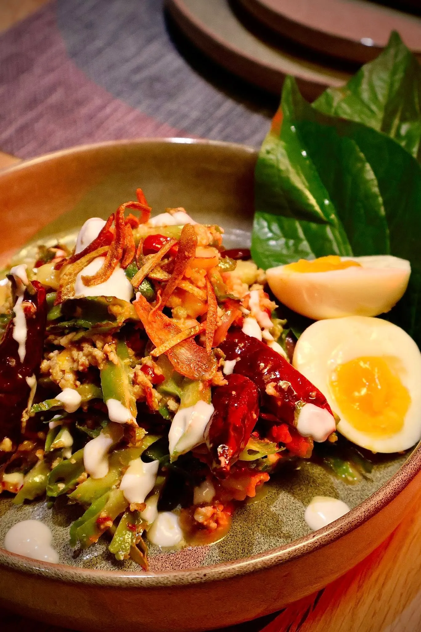 Yam Tua Plu – thailändischer Flügelbohnen-Salat mit Garnelen und Kokos-Chili-Dressing