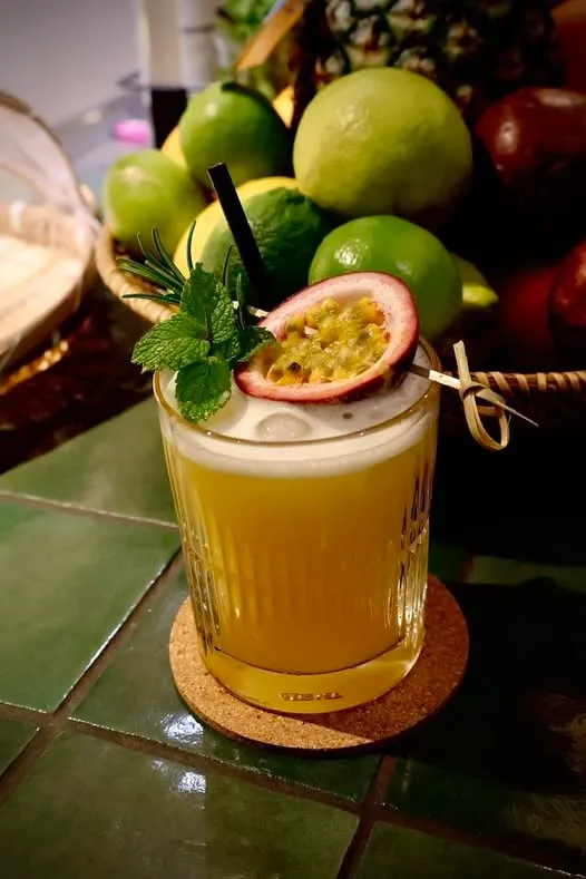 Signature-Cocktail mit Maracuja, Minze und Limette