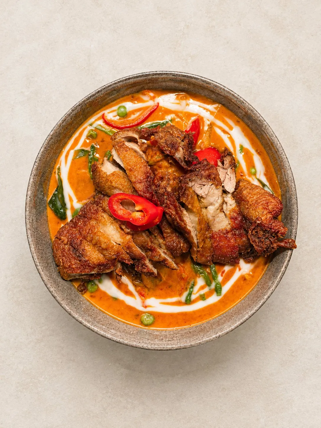 Gaeng Phet mit Entenfleisch – Rotes Curry mit saftiger Ente, Kokosmilch und Thai-Gewürzen.