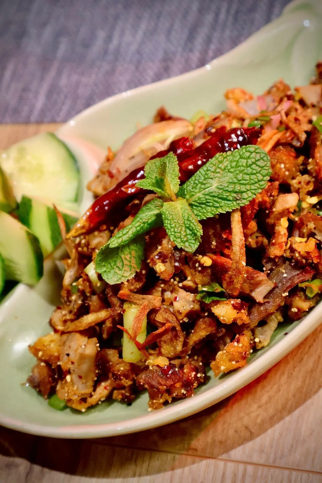Laab – würziger Thai-Salat mit knusprigem Fleisch, Minze und Limette