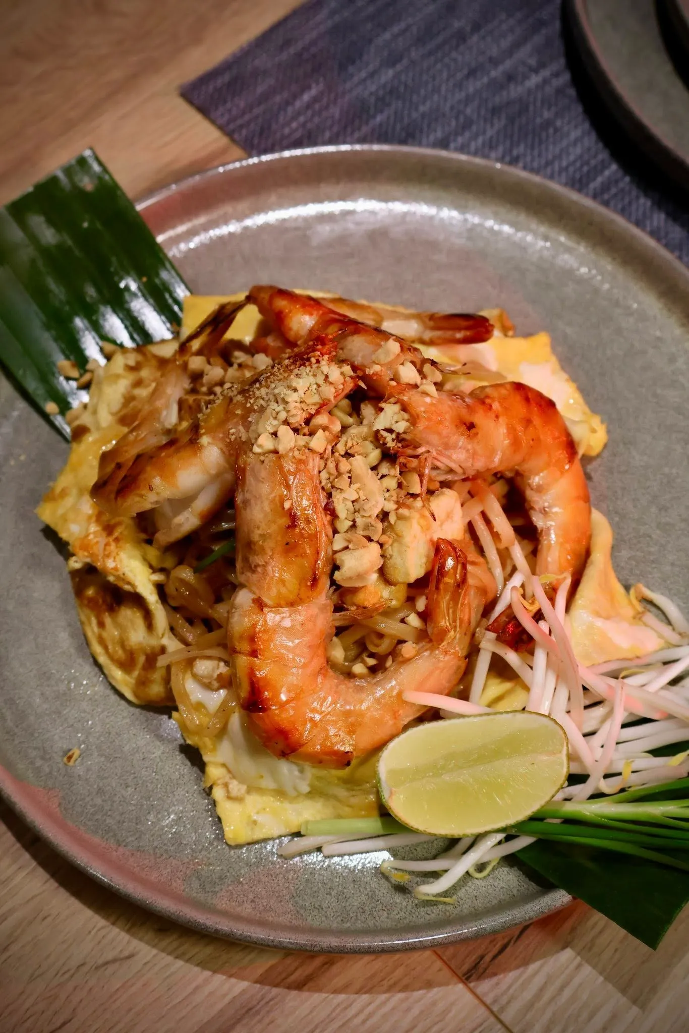 Pad Thai – gebratene Reisbandnudeln mit Garnelen im Omelett, Erdnüssen und Limette