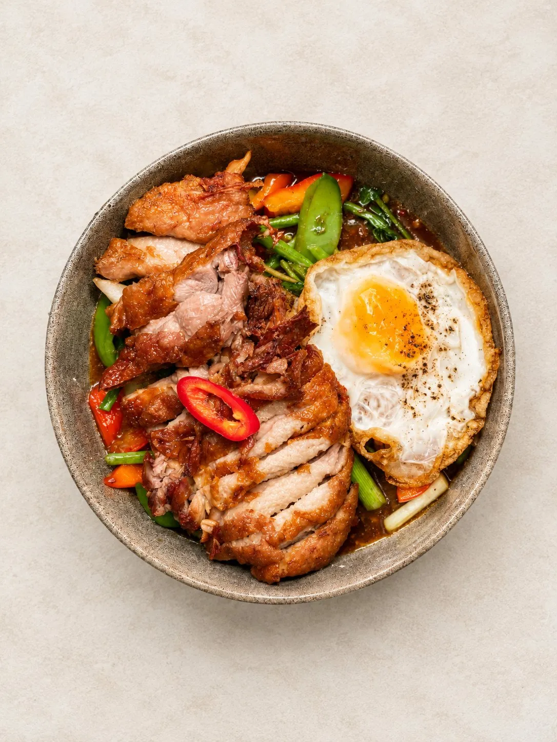 Phad Kraopao Entenfleisch – Ente scharf angebraten mit Thai-Basilikum, Chili und Knoblauch.