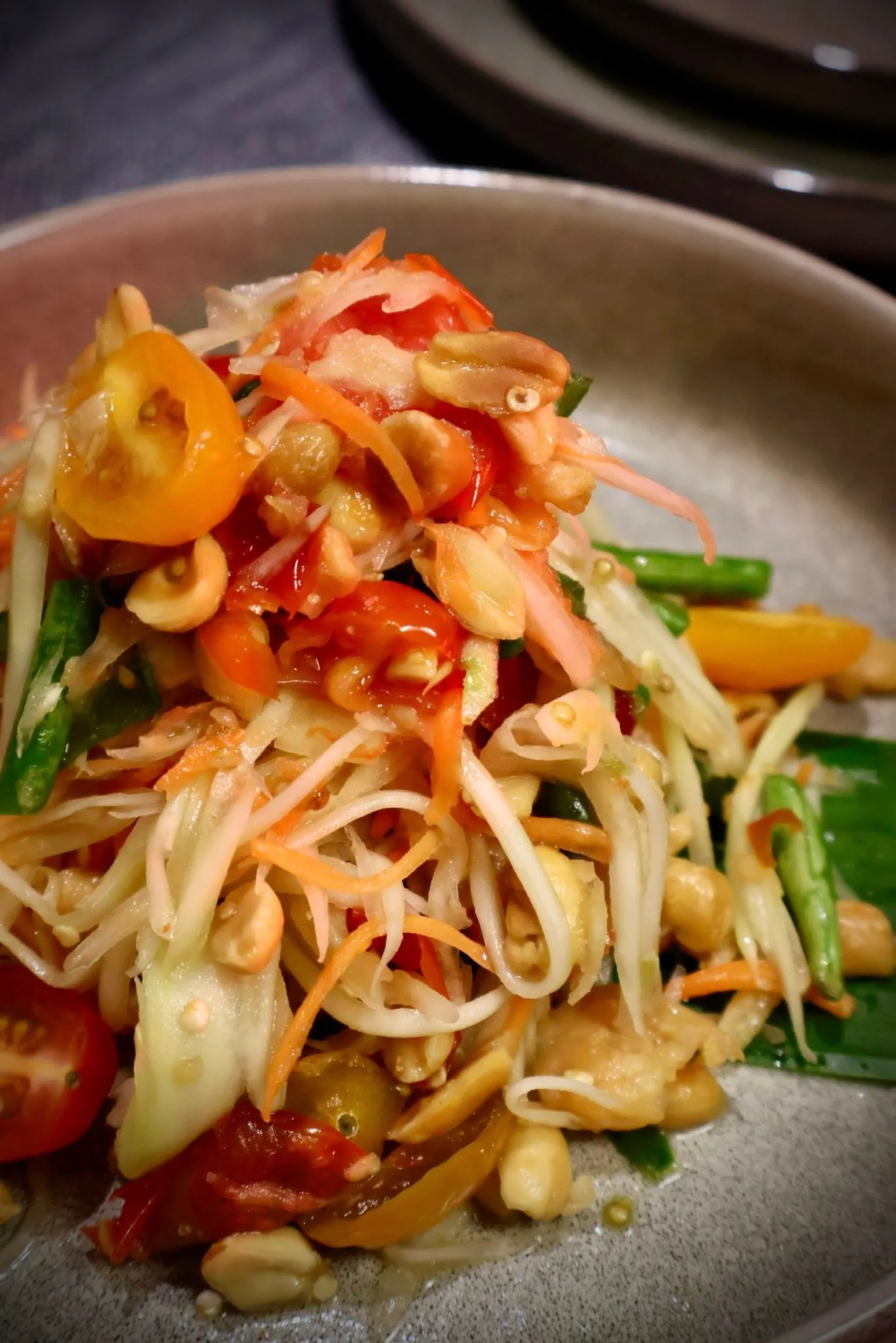 Som Tam Thai – grüner Papayasalat mit Erdnüssen, Tomaten und Chili