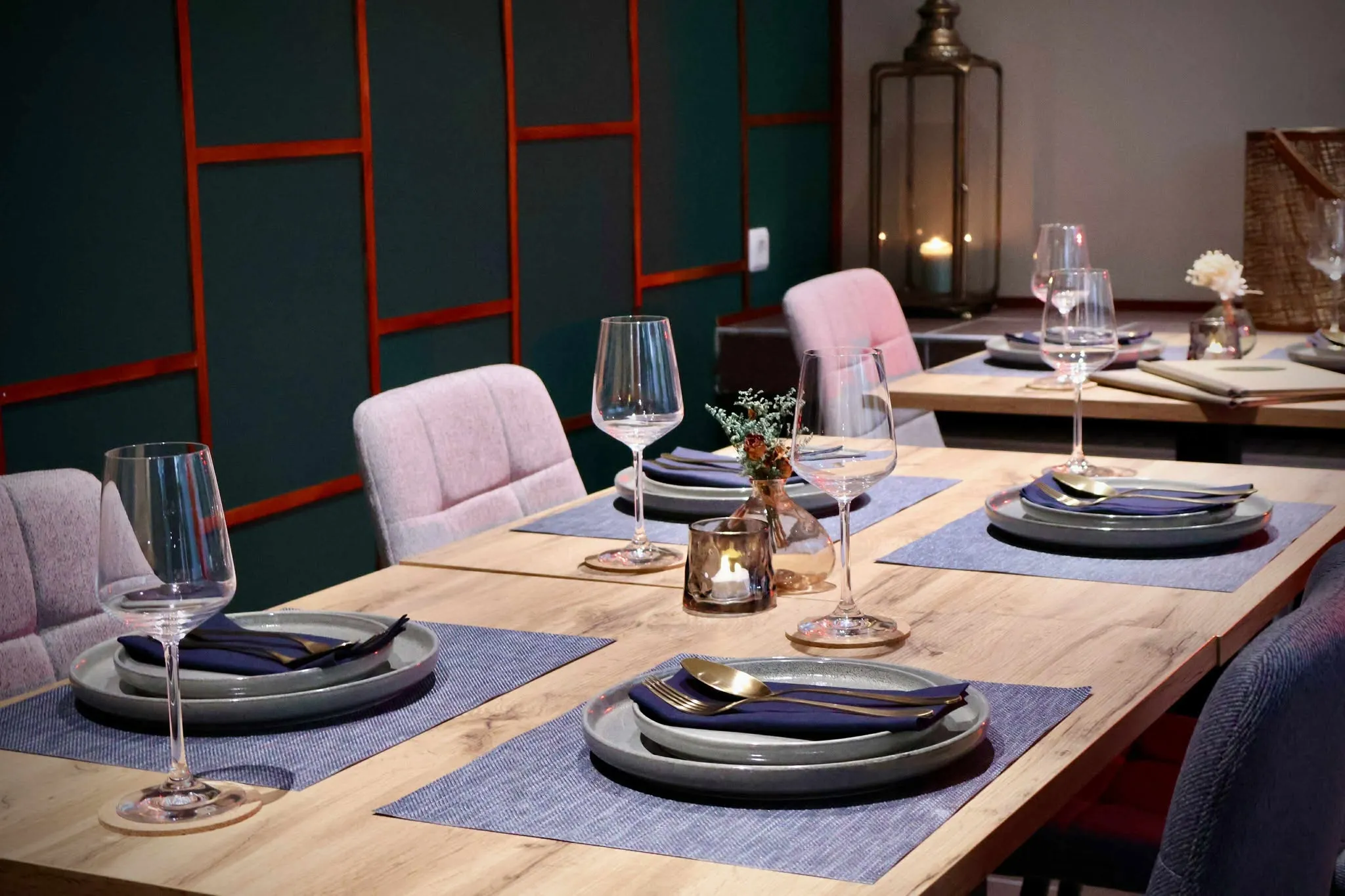 Gedeckter Tisch mit stimmungsvoller Beleuchtung